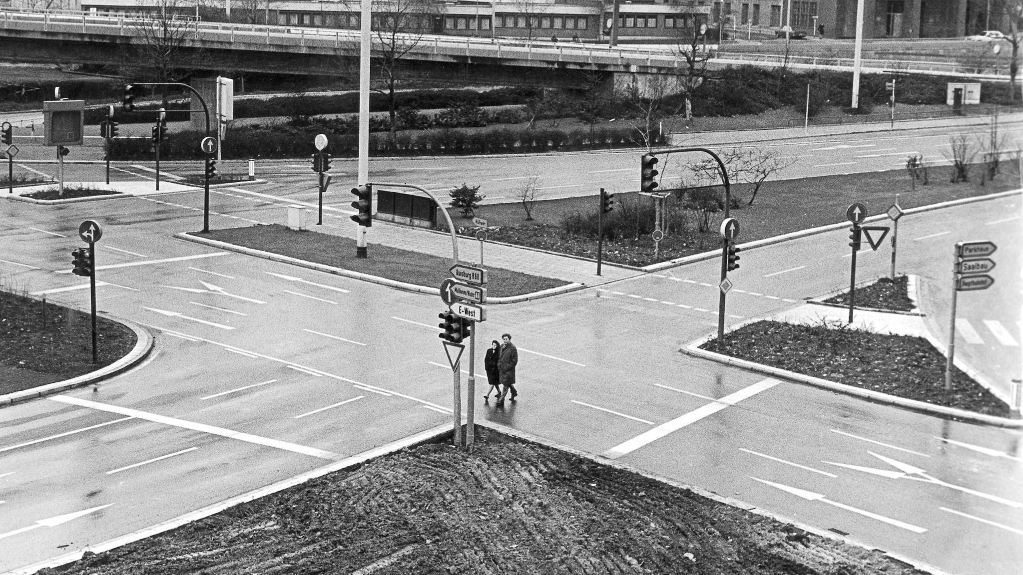 2 Fußgänger spazieren über leere Kreuzung