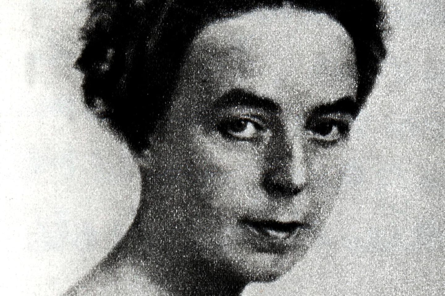 Porträtfoto einer jungen Frau mit hochgesteckten Haaren, SW-Foto