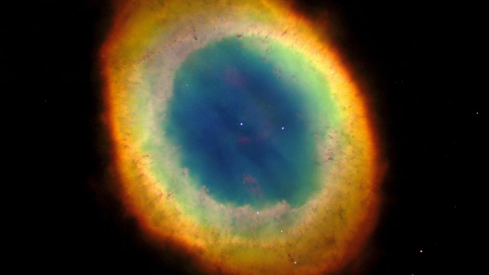 Mit einem mittelgroßen bis großen Fernrohr offenbart sich ein Gasring beim Nebel M57
