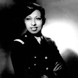 Porträtfoto einer Frau in Uniform, mit Schiffchen auf dem Kopf, die Arme vor der Brust verschränkt