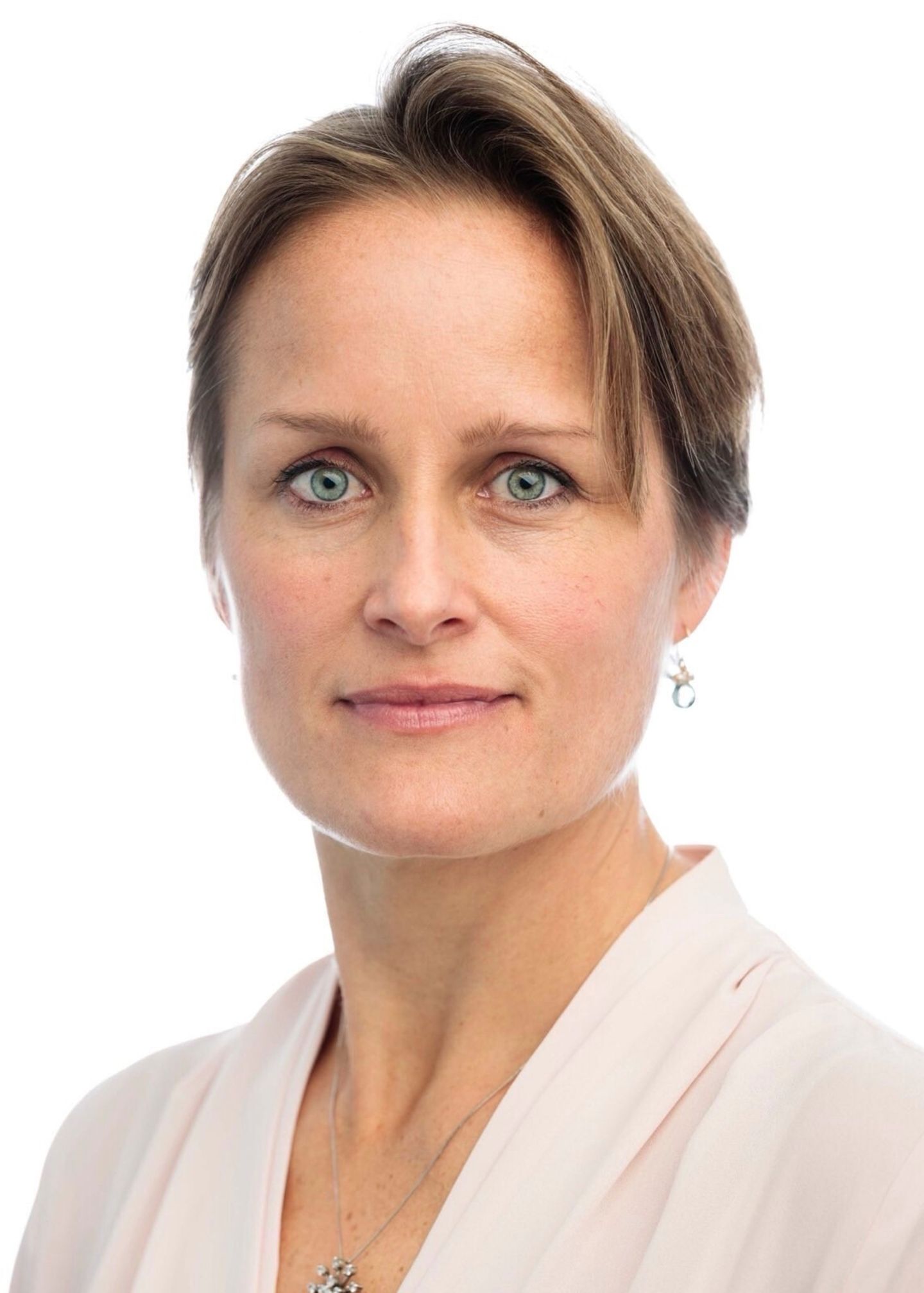 Porträtfoto einer Frau, die offen aber bestimmt in die Kamera schaut