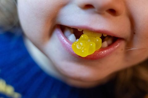 Schlafgummis mit Melatonin können Nebenwirkungen haben und enthalten teils größere Mengen von dem Hormon als angegeben. Foto: He