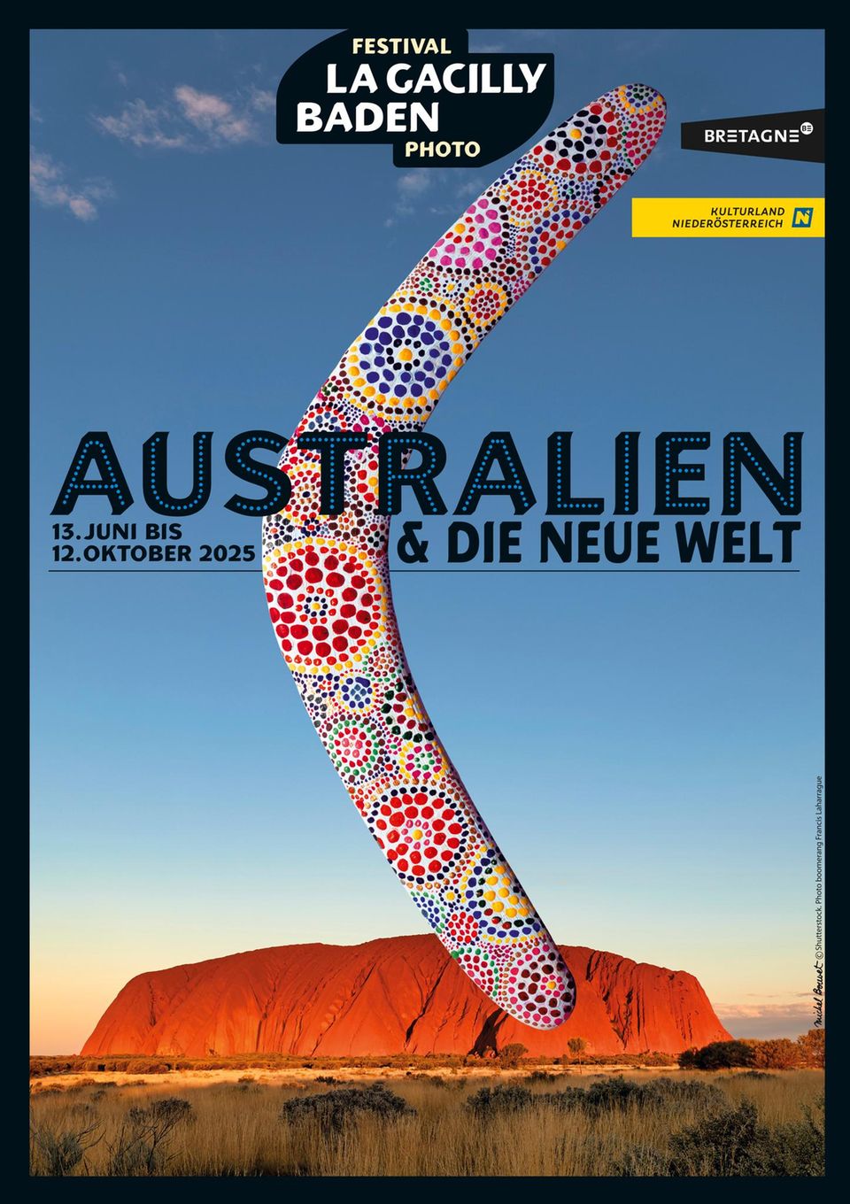 Offizielles Plakat zur Ausstellung, es zeigt einen Boomerang vor dem Ayers Rock