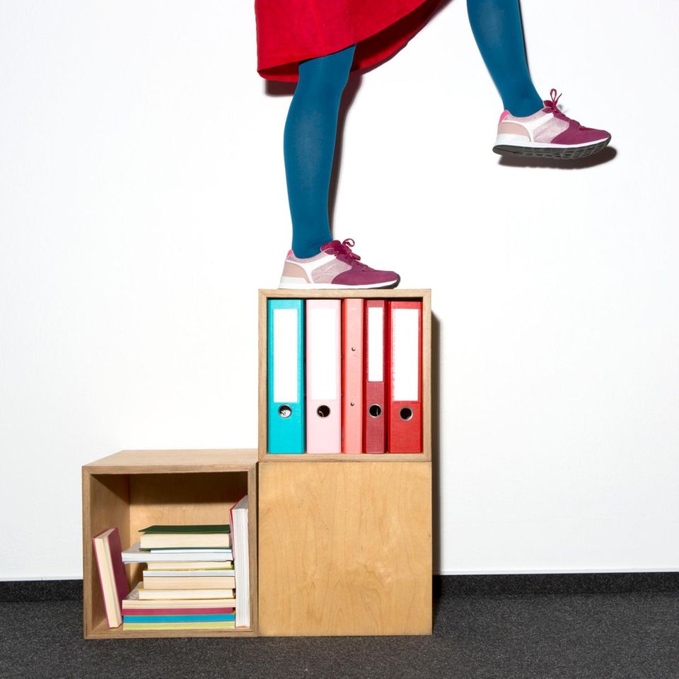 Frau klettert zwei und eine unsichtbare Stufe hinauf