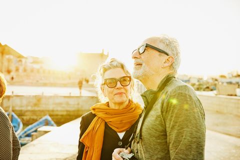 Offen für neue Erfahrungen sein: Auf einer Reise die fremde Kultur entdecken, aber auch im Alltag nach Überraschendem suchen - all das bereitet den Nährboden für einen vitalen Geist auch im reiferen Alter 