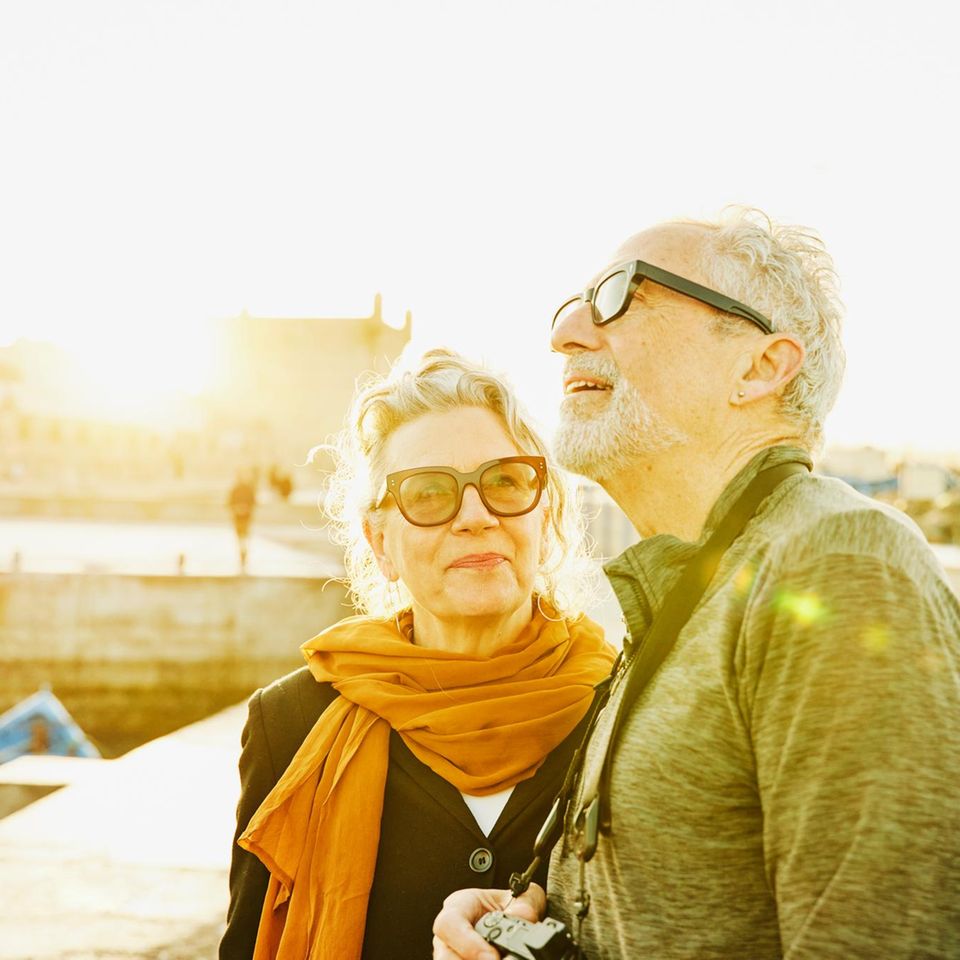 Offen für neue Erfahrungen sein: Auf einer Reise die fremde Kultur entdecken, aber auch im Alltag nach Überraschendem suchen - all das bereitet den Nährboden für einen vitalen Geist auch im reiferen Alter 