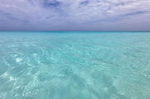 Türkisblaues Meerwasser an der Anse Georgette. Er gilt als einer der schönsten Orte der Seychellen