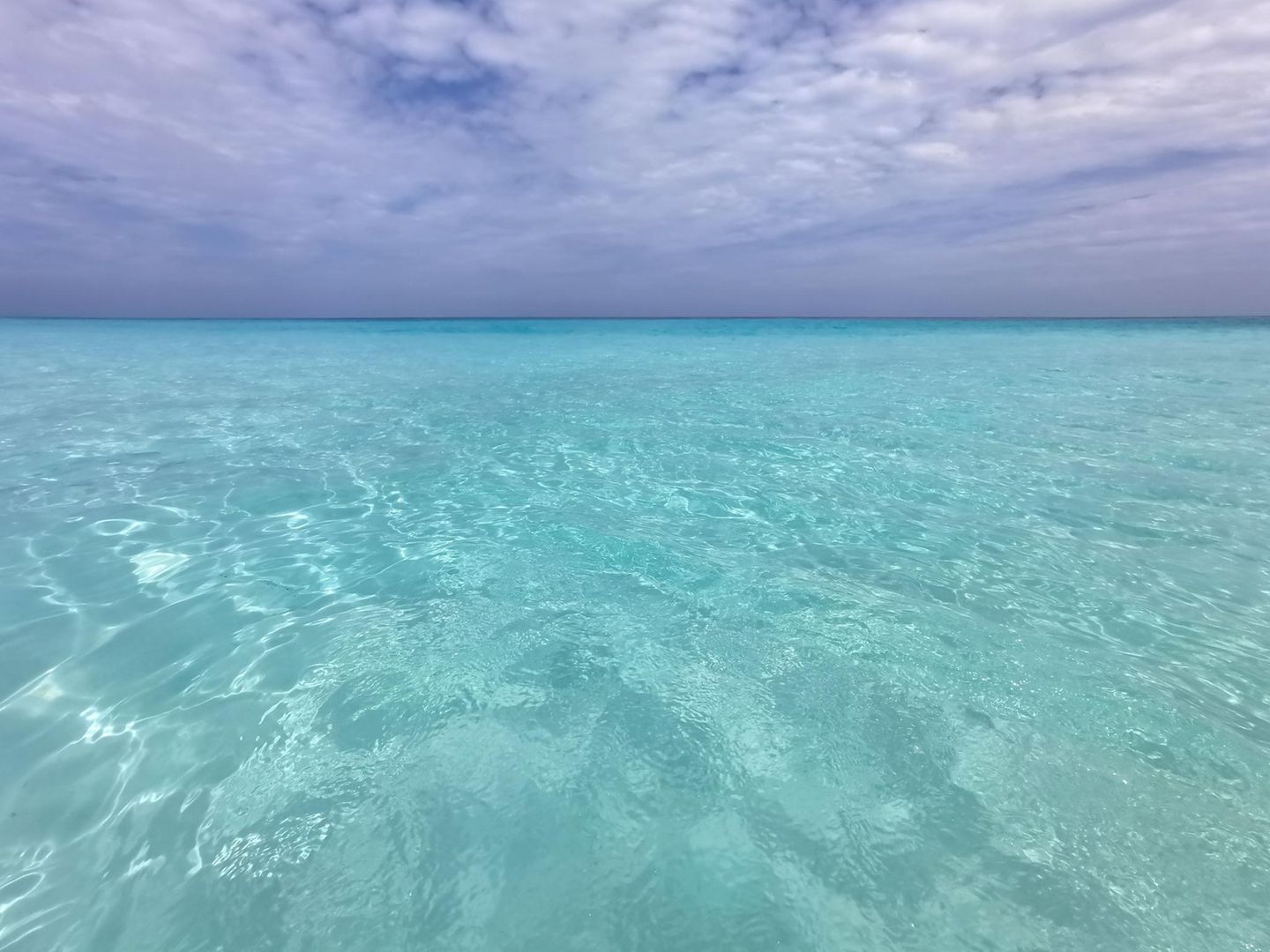 Türkisblaues Meerwasser an der Anse Georgette. Er gilt als einer der schönsten Orte der Seychellen