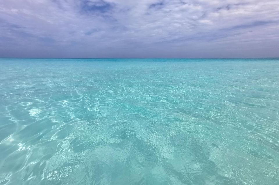 Türkisblaues Meerwasser an der Anse Georgette. Er gilt als einer der schönsten Orte der Seychellen