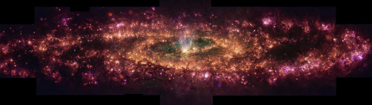 Die Sculptor-Galaxie, auch Silberdollar-Galaxie genannt. Mit elf Lichtjahren Entfernung ist sie uns so nah, dass sie sich von der Erde aus im Detail studieren lässt. Genau das taten Astronominnen und Astronomen nun mithilfe des Very Large Telescope der Europäischen Südsternwarte. Per Spektrograf vermaßen sie das Licht der Sterneninsel über 50 Stunden hinweg bei Tausenden von Wellenlängen, um mehr über die Vorgänge in ihrem Innern zu erfahren. Schließlich setzten sie aus mehr als 100 Aufnahmen das bislang detaillierteste Bild der Galaxie zusammen. Diese Falschfarbenaufnahme zeigt beispielsweise die Verteilung ionisierter, also elektrisch geladener Gase der Elemente Wasserstoff, Stickstoff, Schwefel und Sauerstoff. Pinke Schwaden werden vom Licht neugeborener Sterne angestrahlt, die weiße Fontäne in der Bildmitte ist knapp dem Schwarzen Loch im Zentrum der Galaxie entkommen.  KW 25