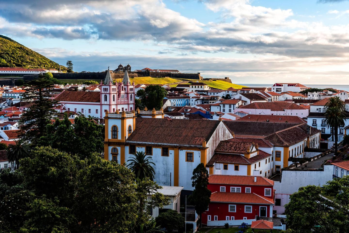 Angra do Heroísmo: Das Herz der Insel Panoramaaufnahme der Altstadt Von Angra do Heroismo , Terceira