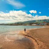 Junge Frau läuft am einsamen Praia Grande in der Praia de Vitoria entlang