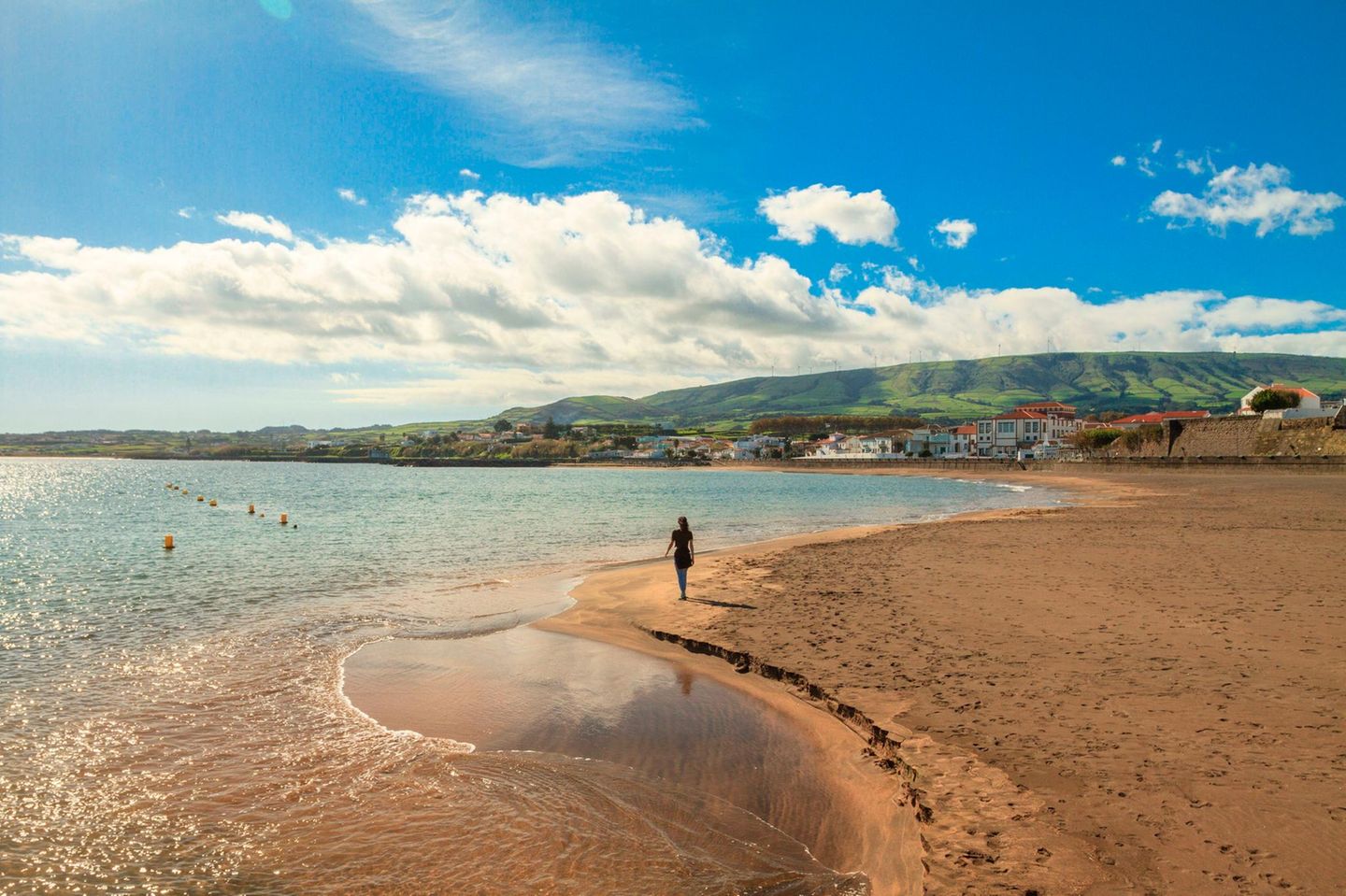 Praia Grande: Längster Sandstrand auf Terceira Junge Frau läuft am einsamen Praia Grande in der Praia de Vitoria entlang