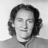 Porträt und Profilfoto einer Frau mit halblangen Haaren und leichtem Lächeln, schwarz-weiß, um 1945