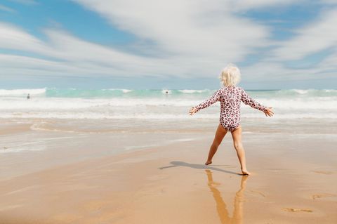 Junges Mädchen läuft ins Meer