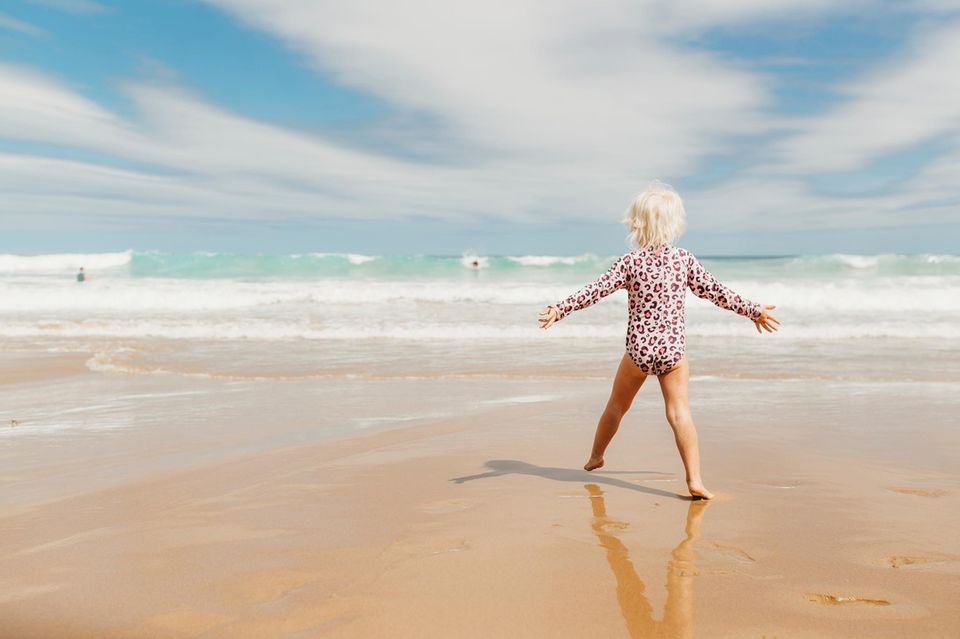 Junges Mädchen läuft ins Meer 1.4982