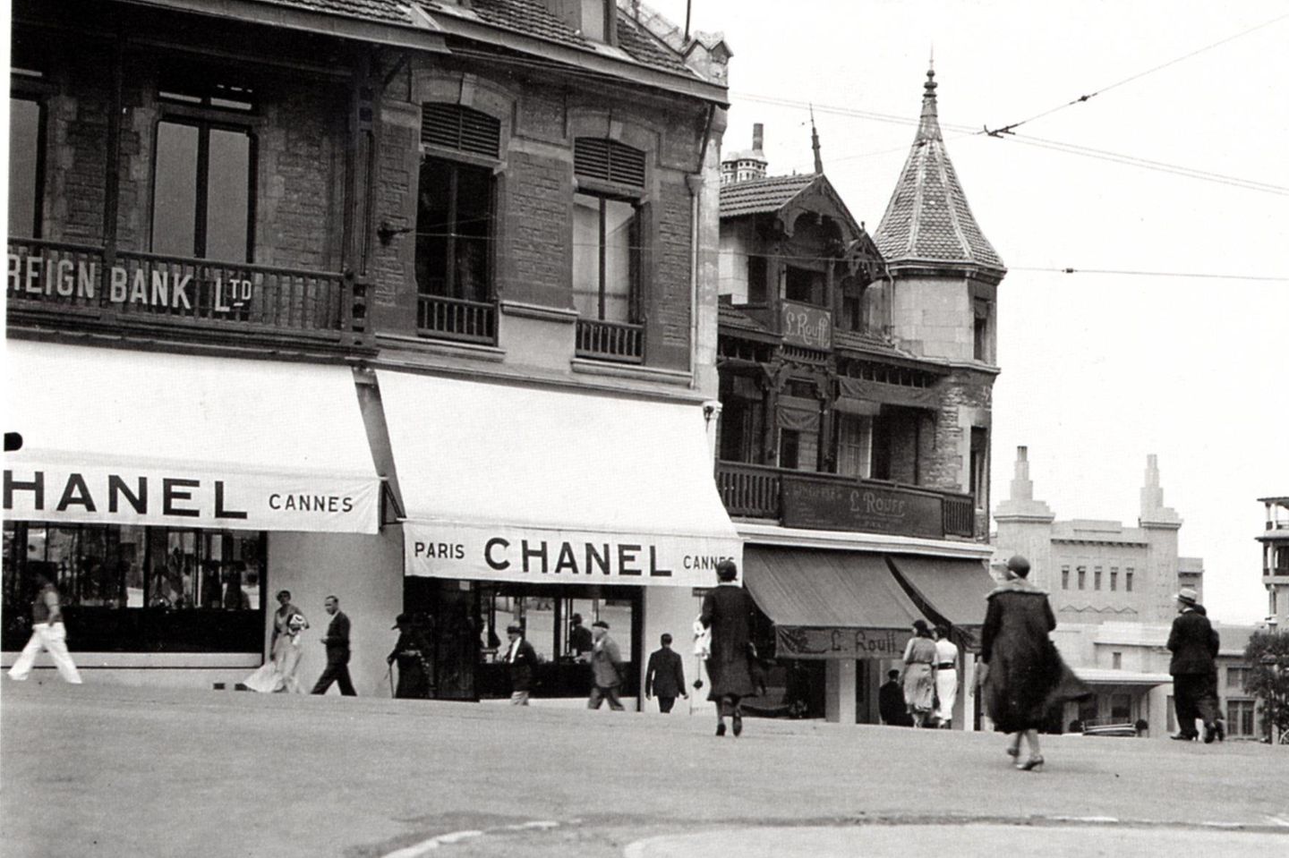 Keimzelle eines Imperiums An der südwestfranzösischen Atlantikküste entdeckt die junge Designerin Coco Chanel 1915 den perfekten Standort für eine ihrer ersten Boutiquen: Biarritz, ein mondäner Badeort, in dem das Tosen des Weltkriegs fern und das Geld Erholung suchender, wohlhabender Städterinnen allgegenwärtig ist. An der neuen Adresse entsteht Haute Couture, die den Namen Chanel in dunklen Zeiten in die Welt strahlen lässt.
