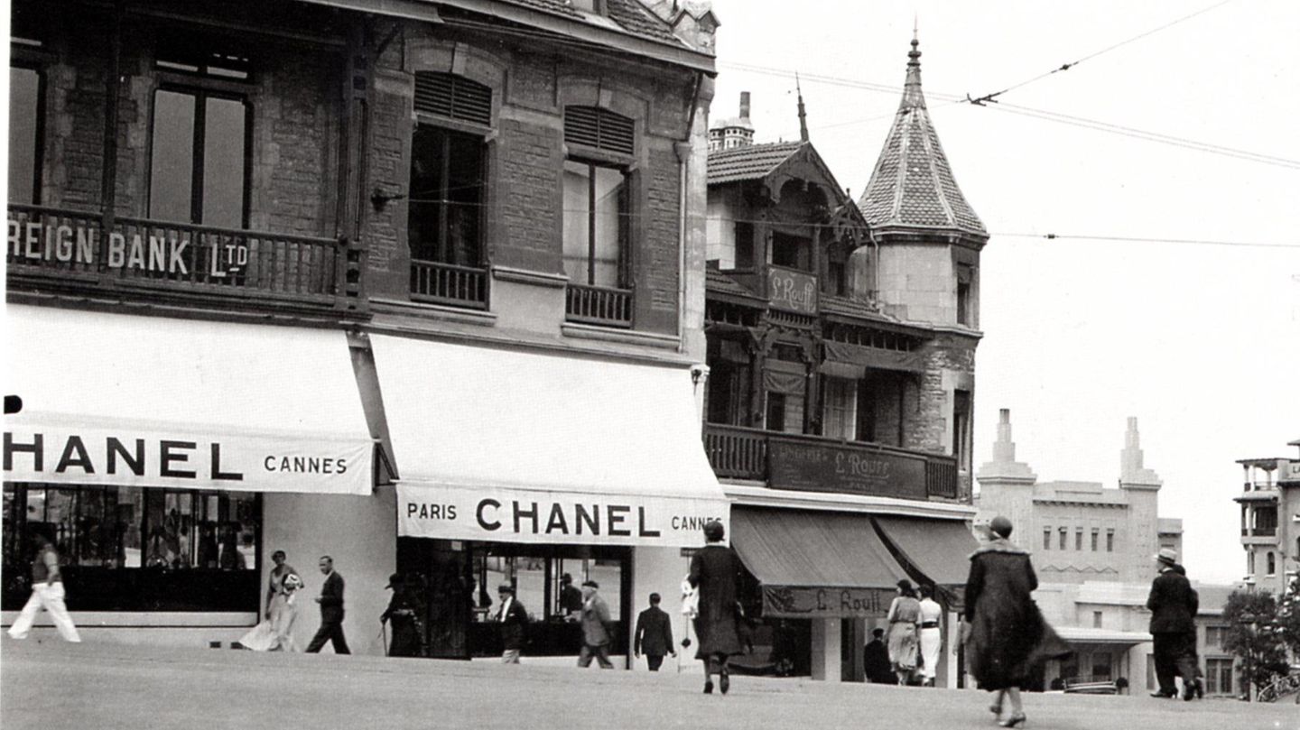 An der südwestfranzösischen Atlantikküste entdeckt die junge Designerin Coco Chanel 1915 den perfekten Standort für eine ihrer ersten Boutiquen: Biarritz, ein mondäner Badeort, in dem das Tosen des Weltkriegs fern und das Geld Erholung suchender, wohlhabender Städterinnen allgegenwärtig ist. An der neuen Adresse entsteht Haute Couture, die den Namen Chanel in dunklen Zeiten in die Welt strahlen lässt.