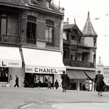 An der südwestfranzösischen Atlantikküste entdeckt die junge Designerin Coco Chanel 1915 den perfekten Standort für eine ihrer ersten Boutiquen: Biarritz, ein mondäner Badeort, in dem das Tosen des Weltkriegs fern und das Geld Erholung suchender, wohlhabender Städterinnen allgegenwärtig ist. An der neuen Adresse entsteht Haute Couture, die den Namen Chanel in dunklen Zeiten in die Welt strahlen lässt.