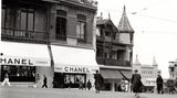 An der südwestfranzösischen Atlantikküste entdeckt die junge Designerin Coco Chanel 1915 den perfekten Standort für eine ihrer ersten Boutiquen: Biarritz, ein mondäner Badeort, in dem das Tosen des Weltkriegs fern und das Geld Erholung suchender, wohlhabender Städterinnen allgegenwärtig ist. An der neuen Adresse entsteht Haute Couture, die den Namen Chanel in dunklen Zeiten in die Welt strahlen lässt.