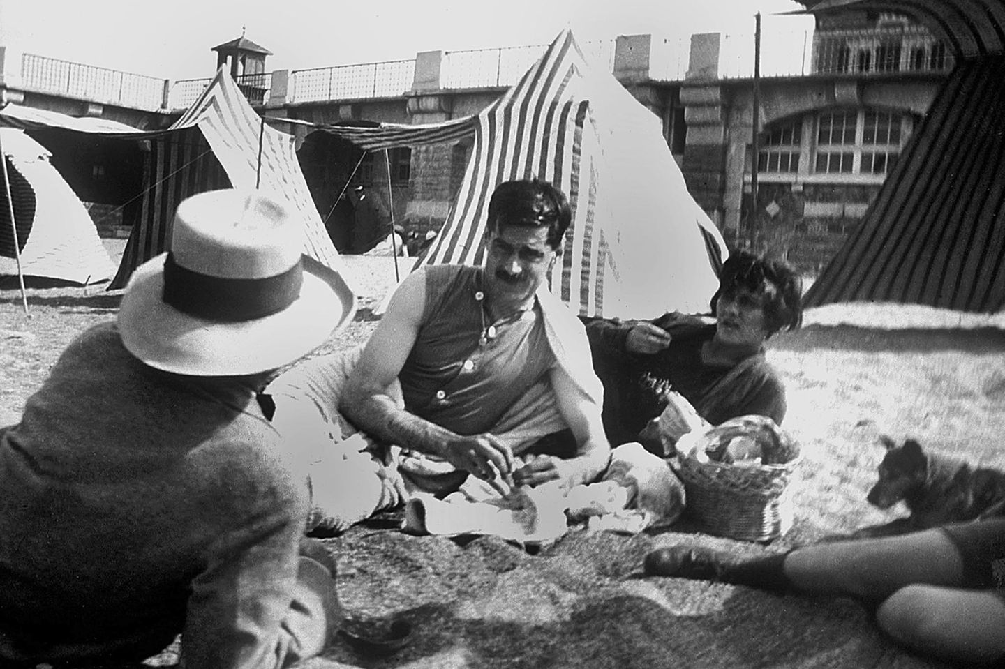 Liebhaber und Geschäftspartner Aufmerksam auf Biarritz wird Chanel durch einen Fronturlaub ihres Freundes Arthur Capel (Mitte, hier 1917) in Südwestfrankreich. Der flamboyante "Boy" Capel genannte Engländer leiht ihr Geld für ihren Geschäftsstart. Zwölf Jahre sind die beiden ein Paar, bis Capel bei einem Autounfall ums Leben kommt. 2016 bringt das Haus Chanel das erste Unisex-Parfum seiner Geschichte heraus. Sein Name: "Boy".