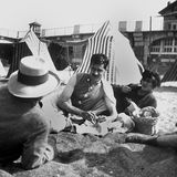 Aufmerksam auf Biarritz wird Chanel durch einen Fronturlaub ihres Freundes Arthur Capel (Mitte, hier 1917) in Südwestfrankreich. Der flamboyante "Boy" Capel genannte Engländer leiht ihr Geld für ihren Geschäftsstart. Zwölf Jahre sind die beiden ein Paar, bis Capel bei einem Autounfall ums Leben kommt. 2016 bringt das Haus Chanel das erste Unisex-Parfum seiner Geschichte heraus. Sein Name: "Boy". 