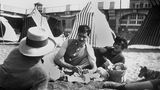 Aufmerksam auf Biarritz wird Chanel durch einen Fronturlaub ihres Freundes Arthur Capel (Mitte, hier 1917) in Südwestfrankreich. Der flamboyante "Boy" Capel genannte Engländer leiht ihr Geld für ihren Geschäftsstart. Zwölf Jahre sind die beiden ein Paar, bis Capel bei einem Autounfall ums Leben kommt. 2016 bringt das Haus Chanel das erste Unisex-Parfum seiner Geschichte heraus. Sein Name: "Boy". 