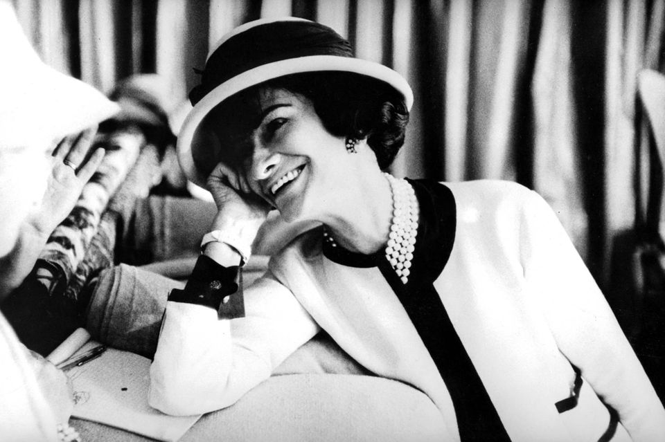 1971 stirbt Coco Chanel. Ihr Leiche findet man in ihrer Suite im Hotel Ritz in Paris – das Gesicht angeblich tränenüberströmt. "Die Aufgabe einer Frau ist es, geliebt zu werden", hat sie Jahre zuvor gesagt. "Mein Leben ist ein Misserfolg."  1.4766
