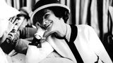 1971 stirbt Coco Chanel. Ihr Leiche findet man in ihrer Suite im Hotel Ritz in Paris – das Gesicht angeblich tränenüberströmt. "Die Aufgabe einer Frau ist es, geliebt zu werden", hat sie Jahre zuvor gesagt. "Mein Leben ist ein Misserfolg." 
