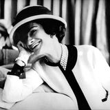 1971 stirbt Coco Chanel. Ihr Leiche findet man in ihrer Suite im Hotel Ritz in Paris – das Gesicht angeblich tränenüberströmt. "Die Aufgabe einer Frau ist es, geliebt zu werden", hat sie Jahre zuvor gesagt. "Mein Leben ist ein Misserfolg." 