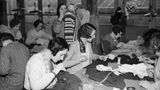 Chanels Aufstieg ist rasant: Bald arbeiten in Paris Hunderte Näherinnen für sie. Besonders nach dem Ersten Weltkrieg wird ihre Art der Mode en vogue, das "kleine Schwarze" zum Inbegriff einer Kleidung, die Eleganz mit weiblicher Selbstbestimmung und Alltagstauglichkeit verbindet. Chanels Lebensstil passt perfekt in die Zeit. So zeigt sie oft viel gebräunte Haut in einer Ära, in der Blässe als Statussymbol der Vergangenheit angehört und ein Teint Vitalität und Lebensfreude signalisiert. 
