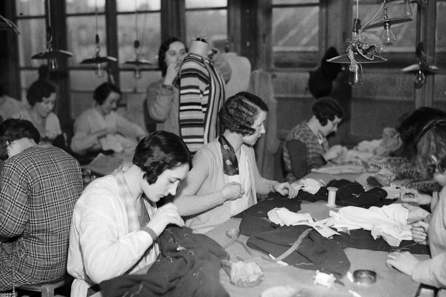 Manufaktur für Haute Couture Chanels Aufstieg ist rasant: Bald arbeiten in Paris Hunderte Näherinnen für sie. Besonders nach dem Ersten Weltkrieg wird ihre Art der Mode en vogue, das "kleine Schwarze" zum Inbegriff einer Kleidung, die Eleganz mit weiblicher Selbstbestimmung und Alltagstauglichkeit verbindet. Chanels Lebensstil passt perfekt in die Zeit. So zeigt sie oft viel gebräunte Haut in einer Ära, in der Blässe als Statussymbol der Vergangenheit angehört und ein Teint Vitalität und Lebensfreude signalisiert.