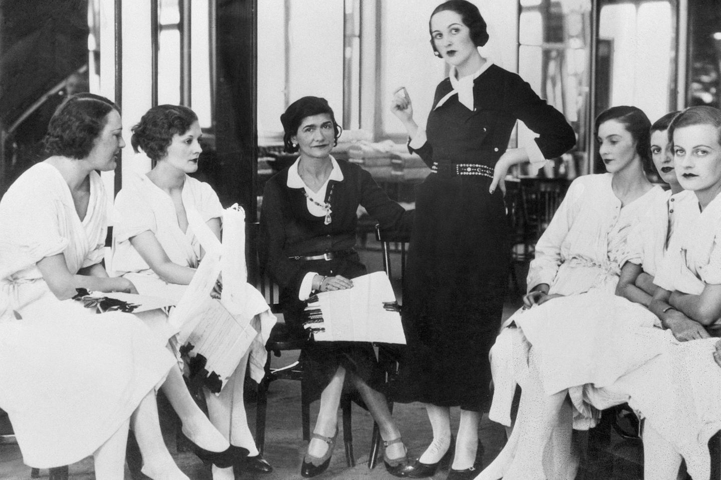 Oben angekommen Die erfolgreiche Chanel (hier mit Damen aus der Oberschicht) wird fester Teil der internationalen High Society, verkehrt mit Kulturgrößen wie Igor Stravinsky oder Pablo Picasso. Dabei macht sie nie einen Hehl daraus, wie wichtig ihr Geld und Luxus sind. "Schon in sehr jungem Alter hatte ich verstanden, dass man ohne Geld nichts ist", sagt sie einmal. "Geld ist der Schlüssel zum Königreich". Zu ihrem mit Abstand größten Coup wird das 1921 auf den Markt gebrachte Parfum Chanel No 5, der wohl erfolgreichste Damenduft der Geschichte.