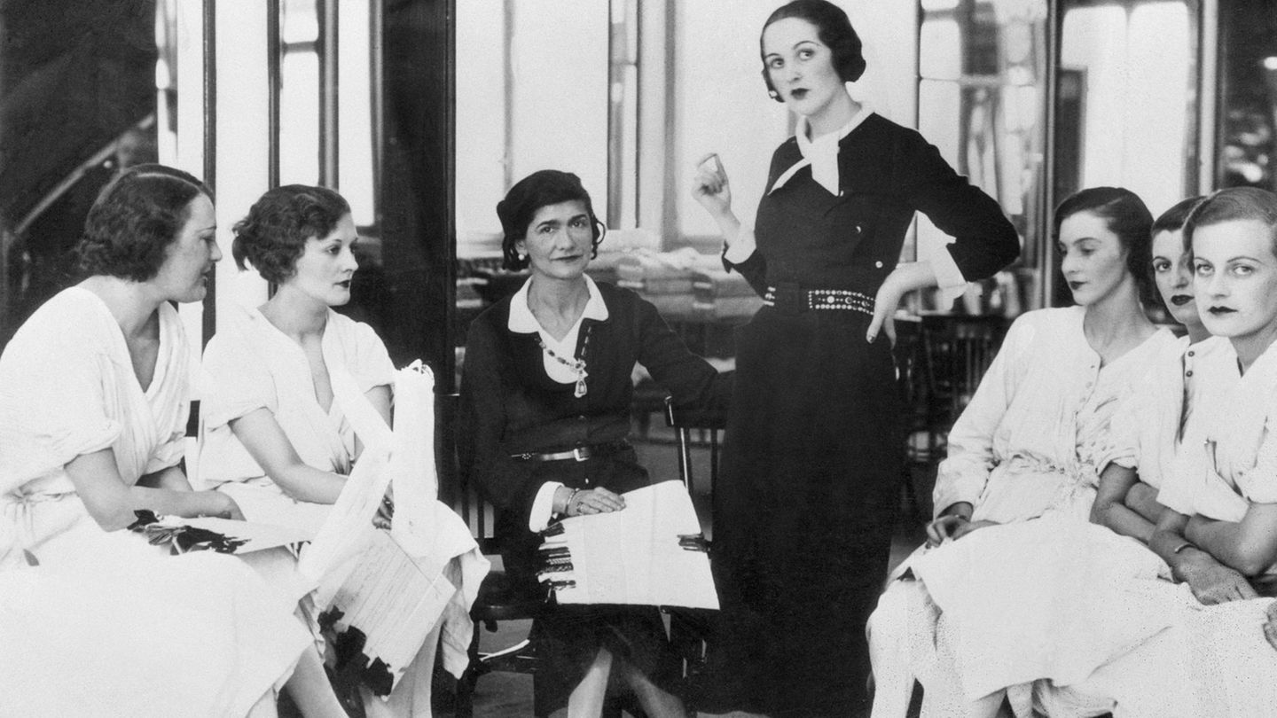 Die erfolgreiche Chanel (hier mit Damen aus der Oberschicht) wird fester Teil der internationalen High Society, verkehrt mit Kulturgrößen wie Igor Stravinsky oder Pablo Picasso. Dabei macht sie nie einen Hehl daraus, wie wichtig ihr Geld und Luxus sind. "Schon in sehr jungem Alter hatte ich verstanden, dass man ohne Geld nichts ist", sagt sie einmal. "Geld ist der Schlüssel zum Königreich". Zu ihrem mit Abstand größten Coup wird das 1921 auf den Markt gebrachte Parfum Chanel No 5, der wohl erfolgreichste Damenduft der Geschichte. 