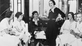 Die erfolgreiche Chanel (hier mit Damen aus der Oberschicht) wird fester Teil der internationalen High Society, verkehrt mit Kulturgrößen wie Igor Stravinsky oder Pablo Picasso. Dabei macht sie nie einen Hehl daraus, wie wichtig ihr Geld und Luxus sind. "Schon in sehr jungem Alter hatte ich verstanden, dass man ohne Geld nichts ist", sagt sie einmal. "Geld ist der Schlüssel zum Königreich". Zu ihrem mit Abstand größten Coup wird das 1921 auf den Markt gebrachte Parfum Chanel No 5, der wohl erfolgreichste Damenduft der Geschichte. 