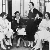 Die erfolgreiche Chanel (hier mit Damen aus der Oberschicht) wird fester Teil der internationalen High Society, verkehrt mit Kulturgrößen wie Igor Stravinsky oder Pablo Picasso. Dabei macht sie nie einen Hehl daraus, wie wichtig ihr Geld und Luxus sind. "Schon in sehr jungem Alter hatte ich verstanden, dass man ohne Geld nichts ist", sagt sie einmal. "Geld ist der Schlüssel zum Königreich". Zu ihrem mit Abstand größten Coup wird das 1921 auf den Markt gebrachte Parfum Chanel No 5, der wohl erfolgreichste Damenduft der Geschichte. 