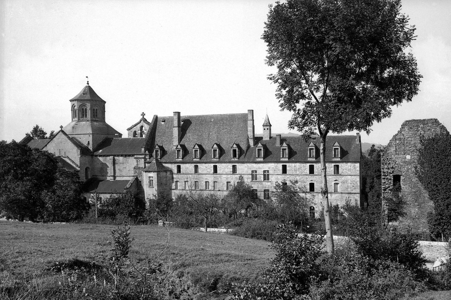Jugend im Waisenhaus – angeblich Der Aufstieg zur Königin luxuriöser Mode war Gabriele Chasnel, so ihr Geburtsname, keineswegs in die Wiege gelegt: 1883 kommt sie in einem Armenhaus in Westfrankreich zur Welt. Ihre Eltern gehören zur ländlichen Unterschicht, ziehen ständig umher auf der Suche nach Arbeit. Gabriele sieht, wie unglücklich der untreue Vater die Mutter macht – sie selbst wird nie heiraten, sich die Freiheit zu zahlreichen Liebschaften nehmen. Als sie zwölf ist, stirbt die Mutter an Tuberkulose, und der Vater gibt sie ins Waisenhaus des Klosters Obazine (im Bild). Doch später kommen Zweifel auf an der Geschichte. Vielleicht ist die Zeit im Waisenhaus nur eine von zahlreichen Lügen, mit denen Chanel ihr Leben ausschmückt. So behauptet sie auch, ihr Vater sei ein erfolgreicher Geschäftsmann in Amerika gewesen.