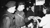 Britische Soldaten an einem Chanel-Stand 1939 in Paris. Nach Ausbruch des Zweiten Weltkriegs schließt Chanel ihre Schneiderei, entlässt alle Näherinnen. Nur ihren besten Geldbringer, das Parfum Chanel No 5, verkauft sie weiter. Unter der deutschen Besatzung Frankreichs kollaboriert sie mit den Nationalsozialisten, beginnt eine Liebschaft mit einem SS-Mann, der als Agent arbeitet, spioniert auch selbst für die Deutschen. Nach der Befreiung Frankreichs wird sie 1944 verhaftet, bleibt aber nur wenige Stunden in Haft. Wie es ihr gelingt, sich so schnell aus den Fängen der Justiz zu winden, ist bis heute unklar.   
