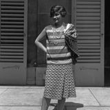 Als junge Frau aus der Provinz ohne Ausbildung sind Chanels Chancen, Fuß zu fassen in der Pariser Modebranche, nahezu aussichtslos. Doch die geschickte Schneiderin, die sich zwischendurch als Tänzerin und Sängerin verdingt, hat Glück: Sie lernt einen Mann aus höheren Kreisen kennen, zieht zu ihm, saugt die Umgangsformen und die modischen Vorlieben der Oberschicht auf. In bewusster Abgrenzung von der pompösen und unpraktischen Frauenmode der Jahrhundertwende versorgt Chanel (hier in jungen Jahren in Paris) die Besucherinnen im Hause ihres Freundes bald mit schlicht-eleganten Kleidungsstücken, vor allem mit Hüten. Als sie Boy Capel kennenlernt, finanziert er ihr erstes Hutgeschäft – das schnell zum Geheimtipp unter Pariserinnen wird.       