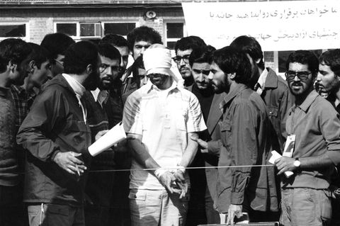 Als ein Mitarbeiter der US-Botschaft vor die Presse geführt wird, machen die radikalen iranischen Studenten ihre Forderung klar: die Auslieferung des geflohnen Schahs 