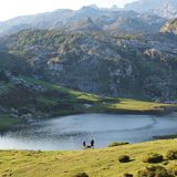 Menschen mit Hund am See von Covadonga