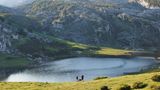 Menschen mit Hund am See von Covadonga