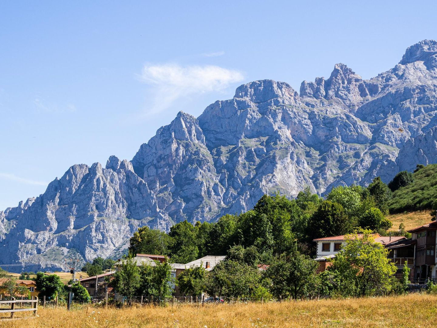 Aussichtsreich: Zum Mirador del Tombo Picos de Europa, von Posada de Valdeó aus gesehen