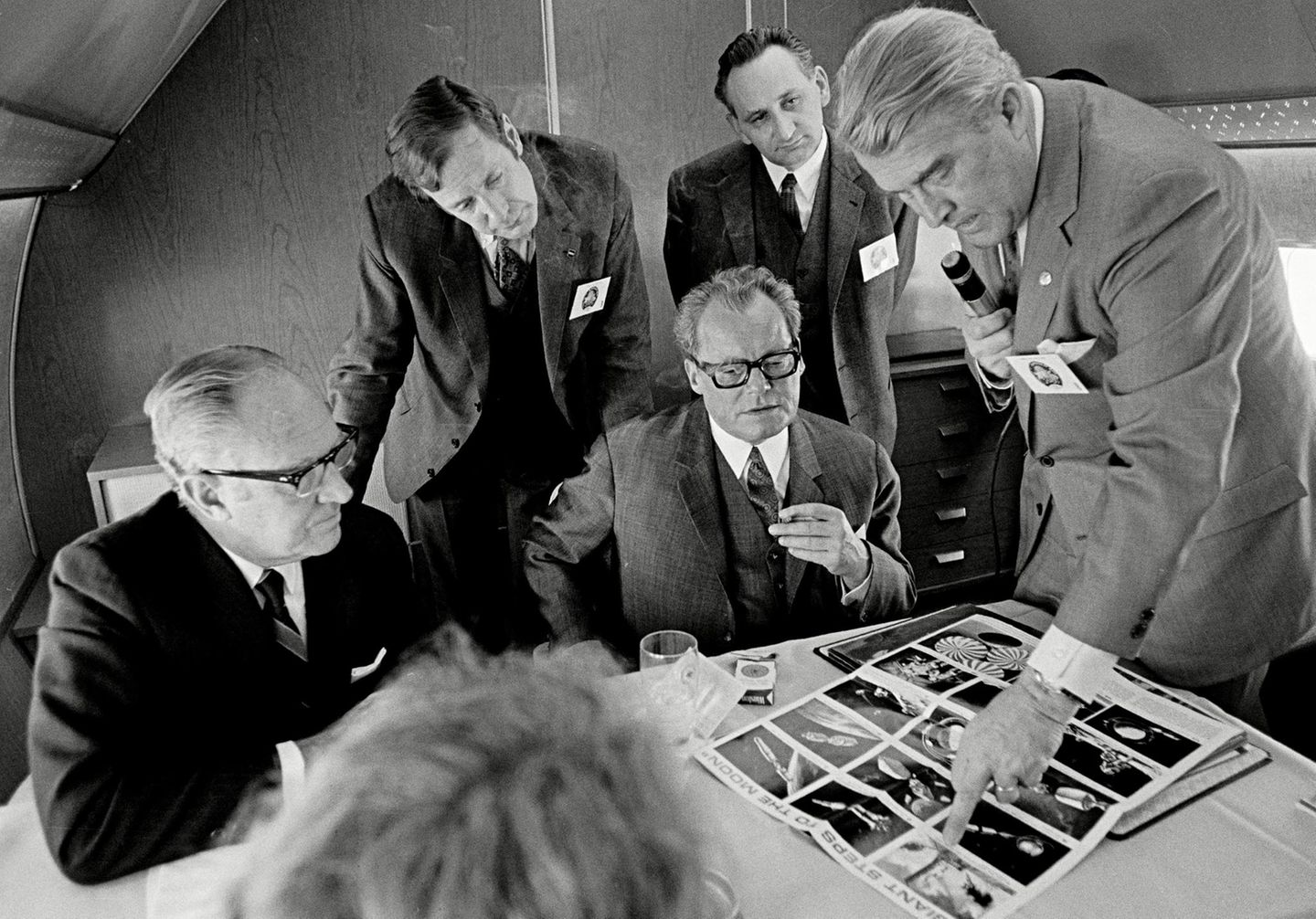 Eine Delegation um den deutschen Bundeskanzler Willy Brandt (Mitte) reist am 11. April 1970 nach Florida, um dem Start der US-Mondmission "Apollo 13" beizuwohnen