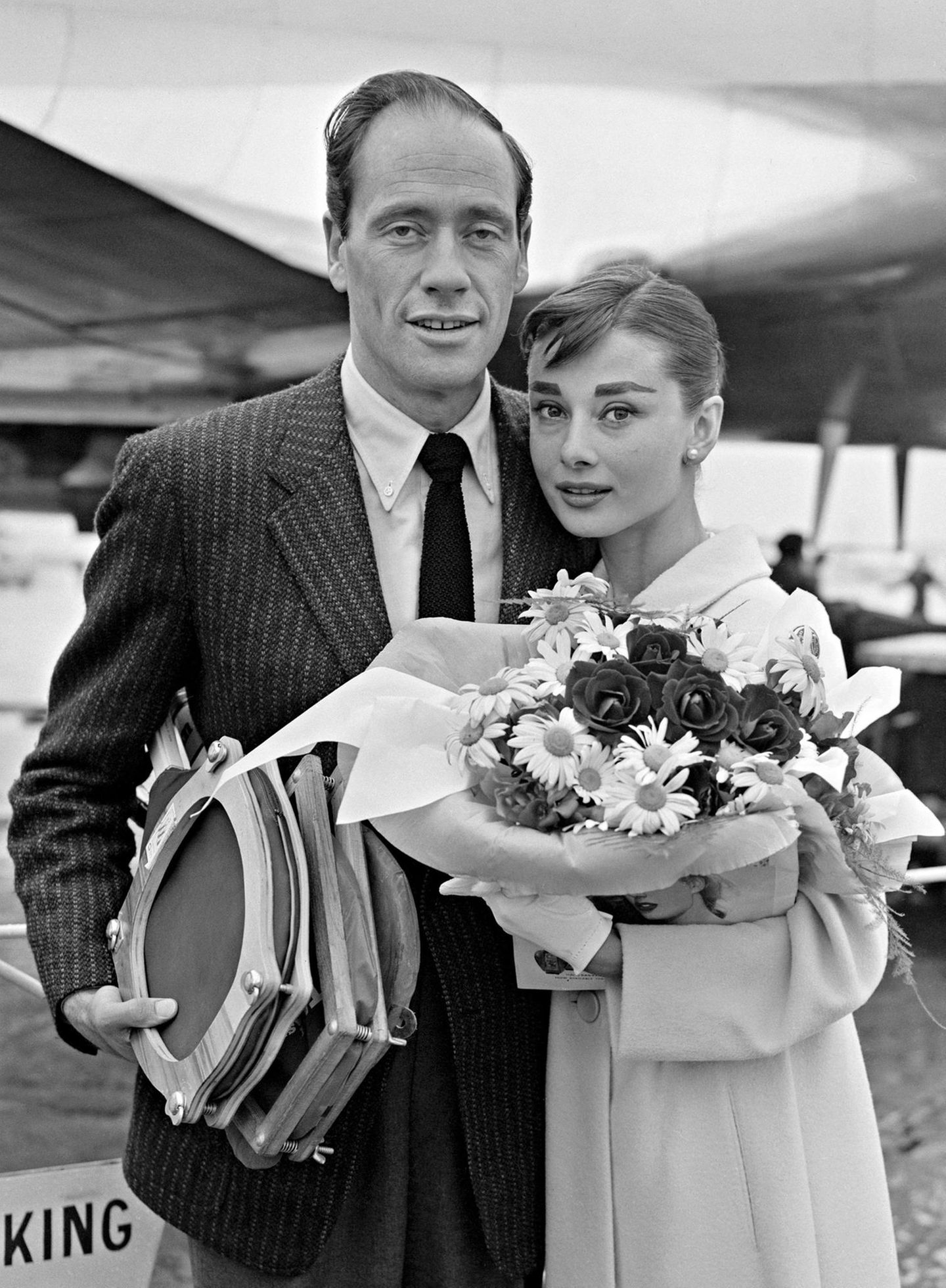 Glamour über den Wolken Scharen von Fotografen erwarten die Schönen und Reichen an den Flughäfen. Die Bilder feiern die Luftfahrt und den Glamour der Passagiere gleichermaßen, wenn etwa berühmte Schauspielerinnen wie Audrey Hepburn (hier 1956 mit ihrem Mann) auf dem Rollfeld eintreffen