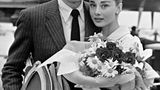 Scharen von Fotografen erwarten die Schönen und Reichen an den Flughäfen. Die Bilder feiern die Luftfahrt und den Glamour der Passagiere gleichermaßen, wenn etwa berühmte Schauspielerinnen wie Audrey Hepburn (hier 1956 mit ihrem Mann) auf dem Rollfeld eintreffen 