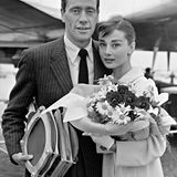 Scharen von Fotografen erwarten die Schönen und Reichen an den Flughäfen. Die Bilder feiern die Luftfahrt und den Glamour der Passagiere gleichermaßen, wenn etwa berühmte Schauspielerinnen wie Audrey Hepburn (hier 1956 mit ihrem Mann) auf dem Rollfeld eintreffen 