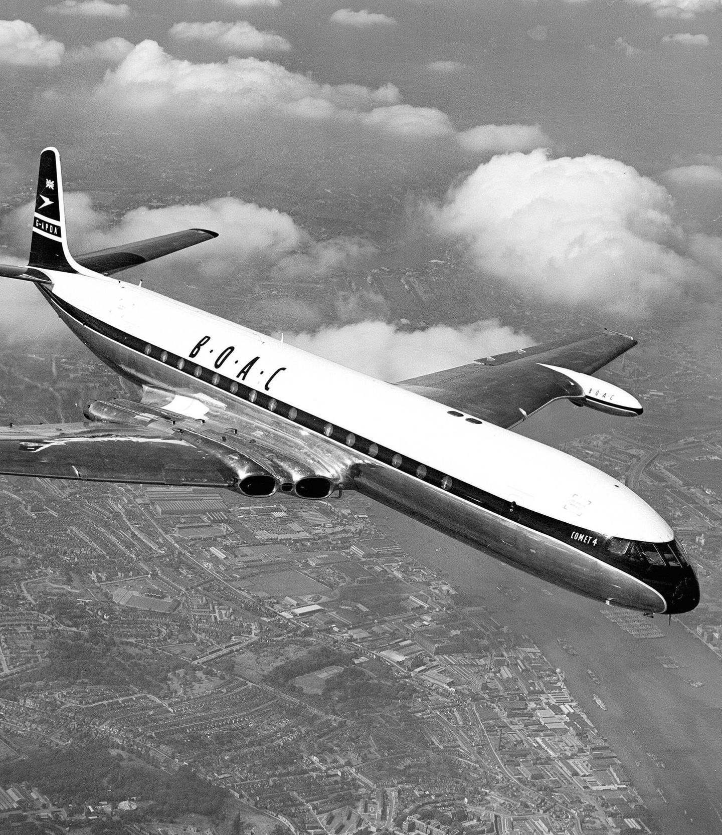 Siegeszug der Boeing 707 Nur drei Wochen nach der Aufnahme des wöchentlichen Liniendienstes der Comet 4, hier bei einer Flugschau, über den Atlantik eröffnet die Pan American World Airways am 26. Oktober 1958 einen täglichen Jet-Service zwischen New York und Paris – und leitet damit den Siegeszug der mit bis zu 179 Passagieren mehr als doppelt so viele Reisende fassenden Boeing 707 ein