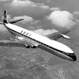 Nur drei Wochen nach der Aufnahme des wöchentlichen Liniendienstes der Comet 4, hier bei einer Flugschau, über den Atlantik eröffnet die Pan American World Airways am 26. Oktober 1958 einen täglichen Jet-Service zwischen New York und Paris – und leitet damit den Siegeszug der mit bis zu 179 Passagieren mehr als doppelt so viele Reisende fassenden Boeing 707 ein