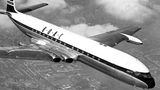 Nur drei Wochen nach der Aufnahme des wöchentlichen Liniendienstes der Comet 4, hier bei einer Flugschau, über den Atlantik eröffnet die Pan American World Airways am 26. Oktober 1958 einen täglichen Jet-Service zwischen New York und Paris – und leitet damit den Siegeszug der mit bis zu 179 Passagieren mehr als doppelt so viele Reisende fassenden Boeing 707 ein